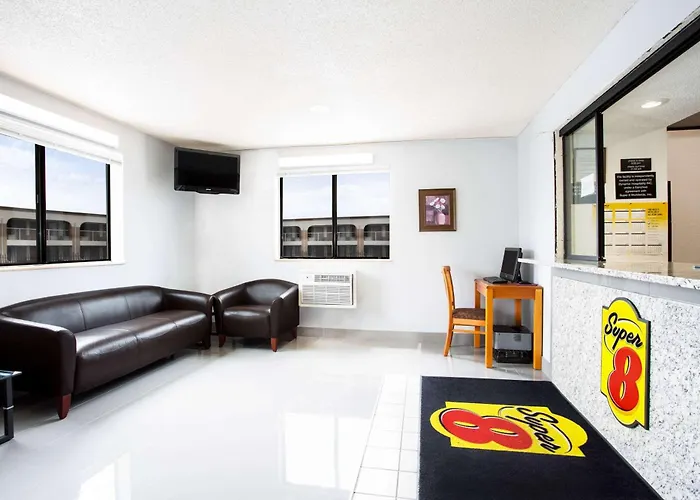 Super 8 By Wyndham Chester/Richmond Area