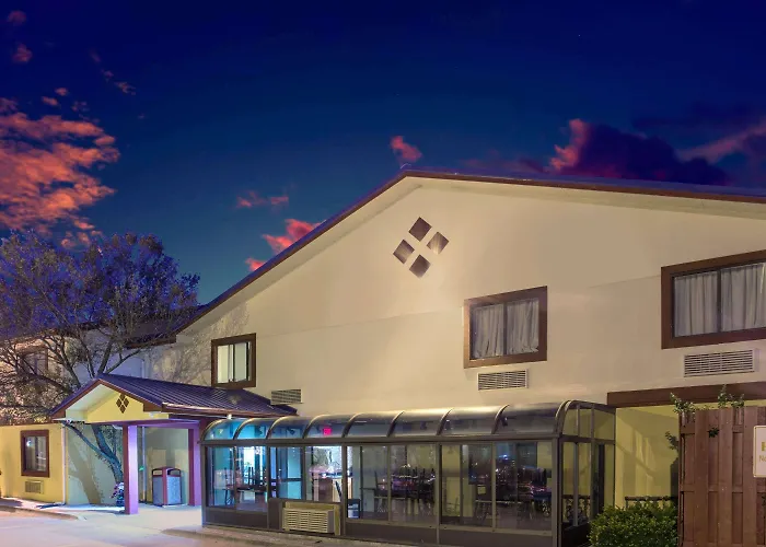 Super 8 By Wyndham Champaign