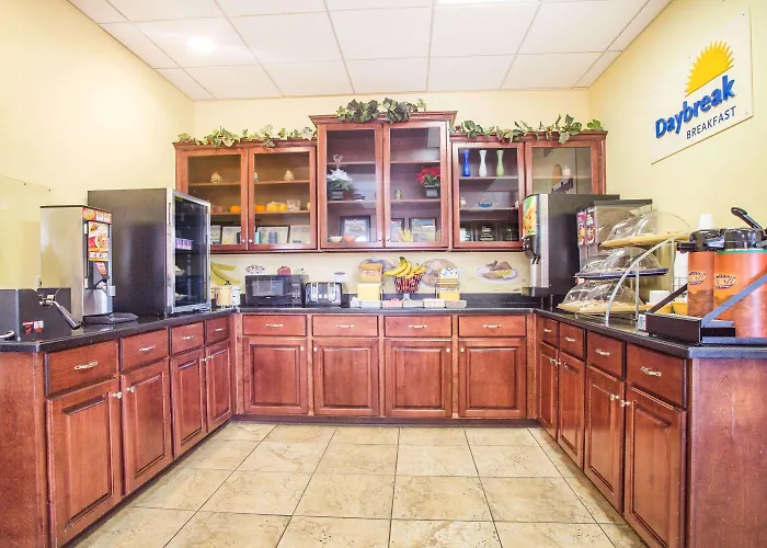 Days Inn & Suites By Wyndham Swainsboro