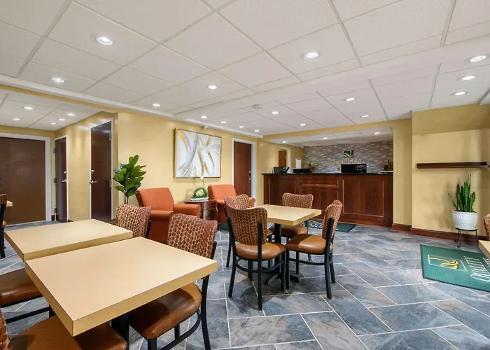 Hibiscus Inn & Suites