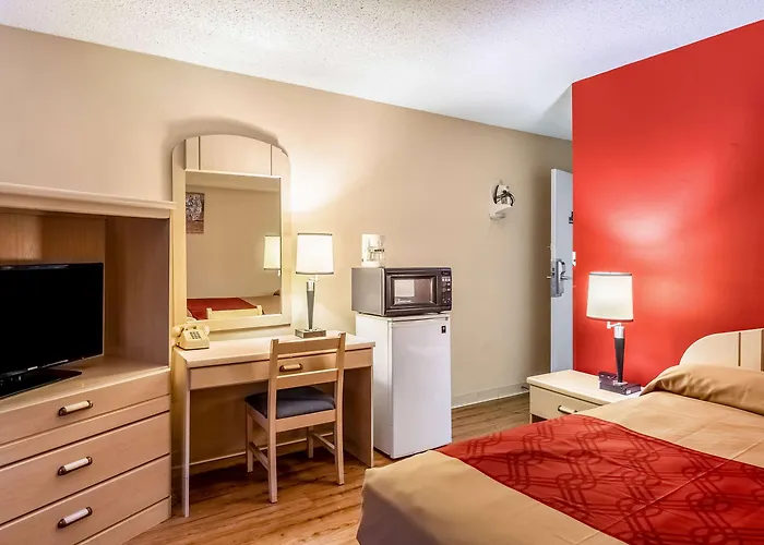 Econo Lodge East