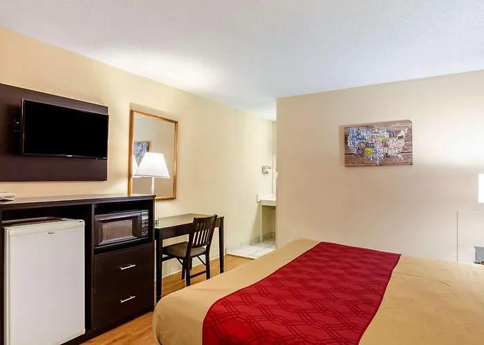 Econo Lodge East