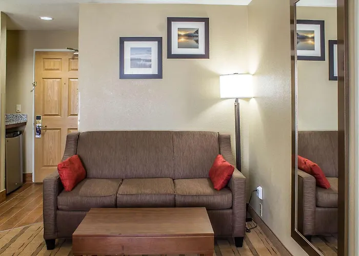 Comfort Inn & Suites Cedar Rapids North - Collins Road