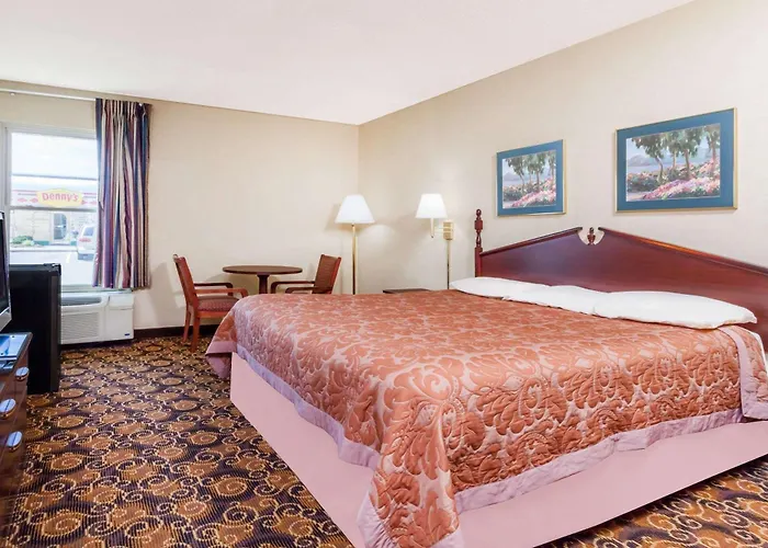 Super 8 By Wyndham Evansville North