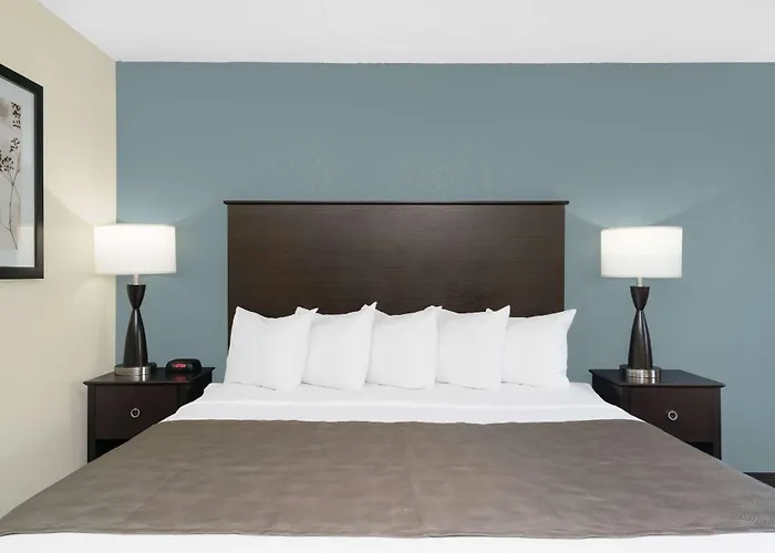 Baymont By Wyndham Owatonna