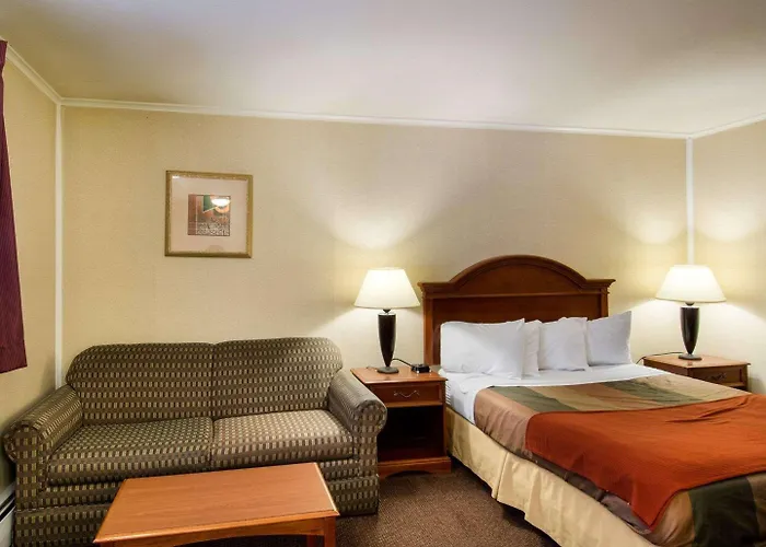 Econo Lodge Inn & Suites