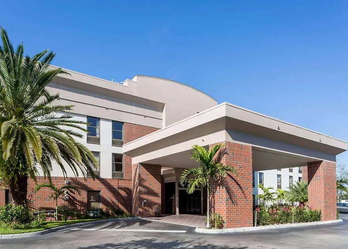 Days Inn & Suites By Wyndham Fort Myers Near Jetblue Park