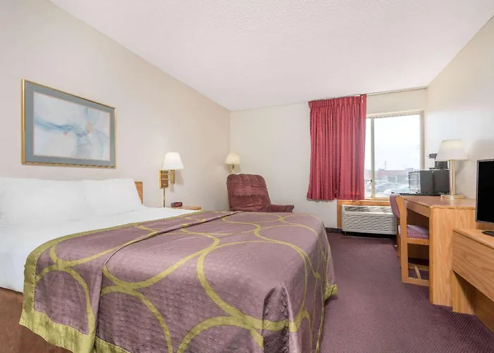 Super 8 By Wyndham Menomonie Wi