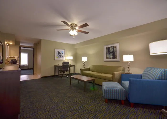 Holiday Inn Express & Suites Fayetteville University Of Arkansas Area By Ihg