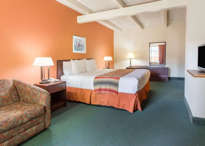 Days Inn By Wyndham St. Louis North