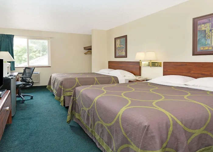 Super 8 By Wyndham Windsor