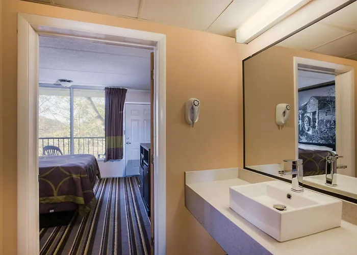 Super 8 By Wyndham Sevierville Riverside