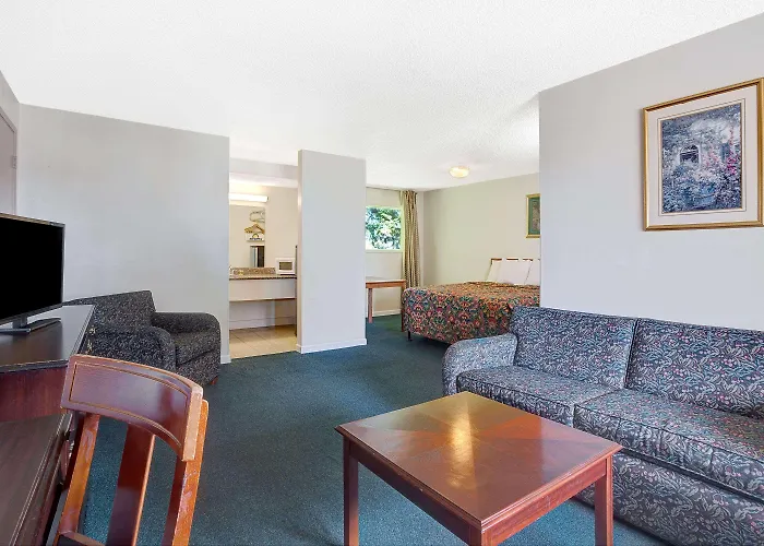 Days Inn By Wyndham Everett