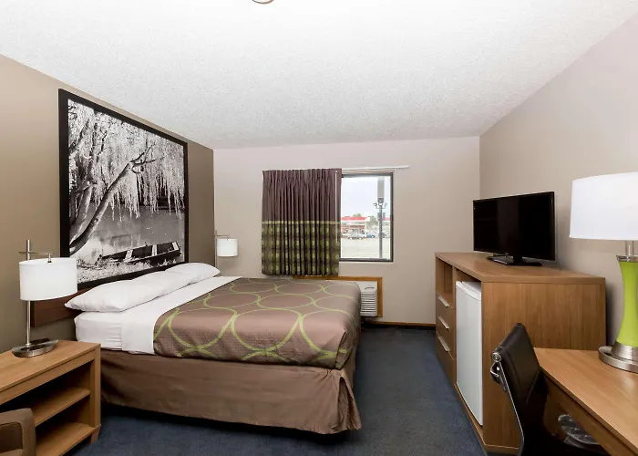 Super 8 By Wyndham Hays Ks