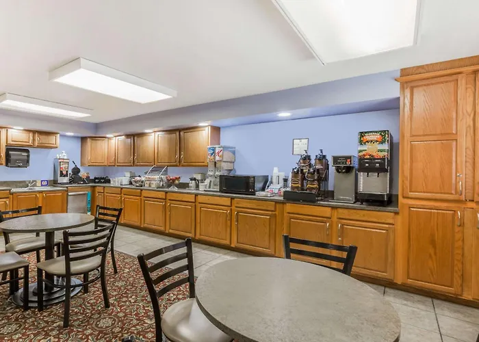 Super 8 By Wyndham Manhattan Ks