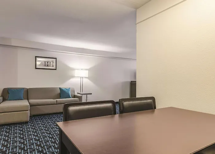 La Quinta By Wyndham Kansas City Airport