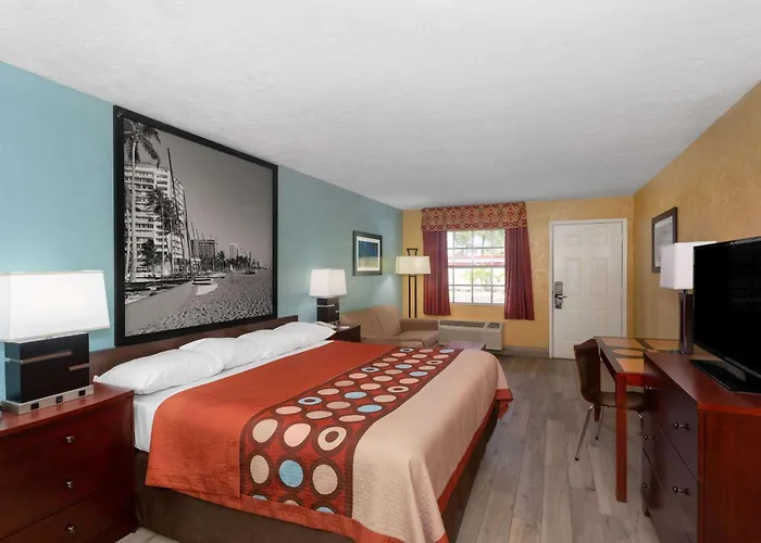 Super 8 By Wyndham Bradenton Sarasota Area