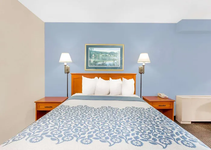 Days Inn By Wyndham Cedar Falls- University Plaza