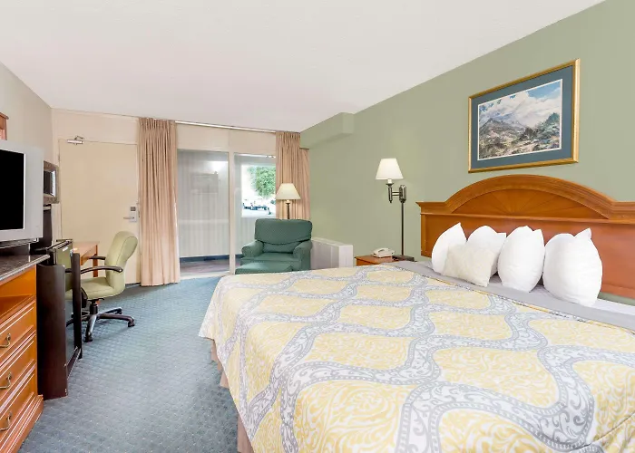 Days Inn By Wyndham Cedar Falls- University Plaza