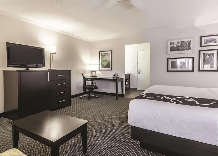 La Quinta Inn & Suites By Wyndham Cleveland - Airport North