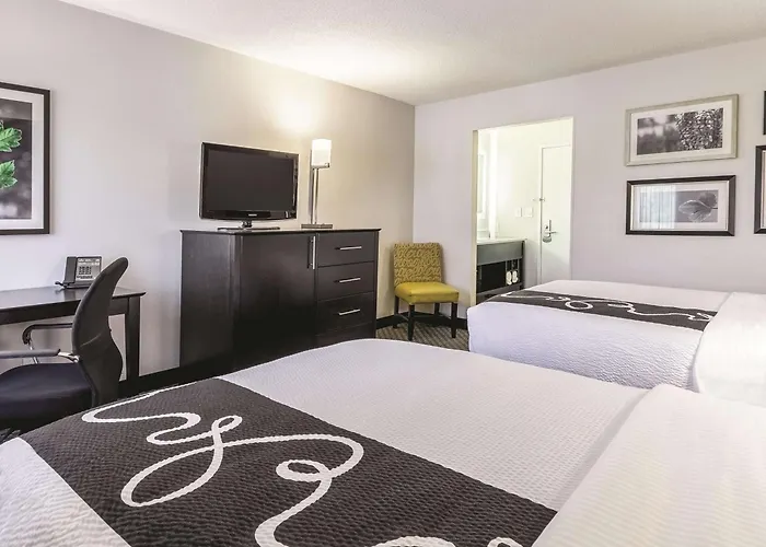 La Quinta Inn & Suites By Wyndham Cleveland - Airport North