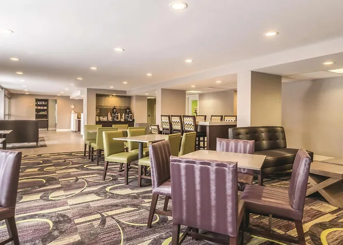 La Quinta Inn & Suites By Wyndham Cleveland - Airport North