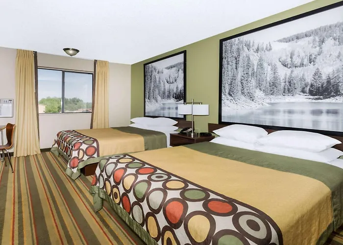 Super 8 By Wyndham Montrose