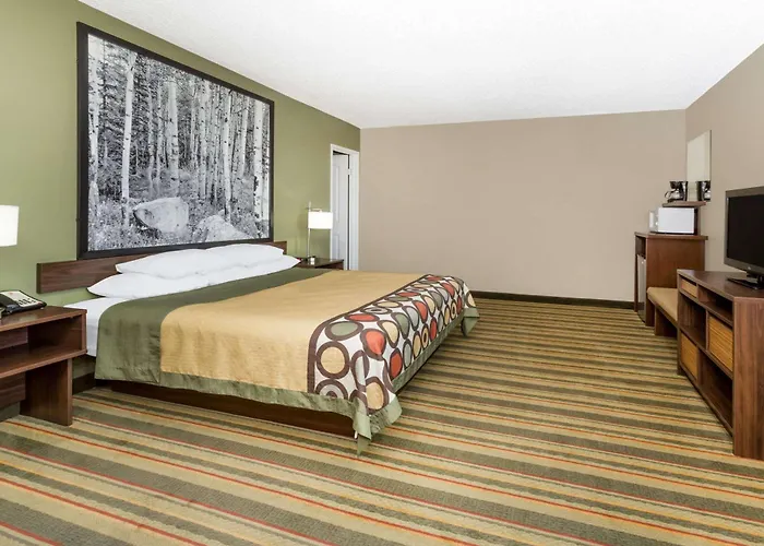 Super 8 By Wyndham Montrose