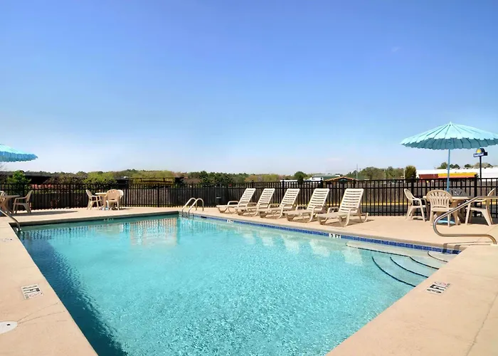 Days Inn By Wyndham Columbus-North Fort Moore