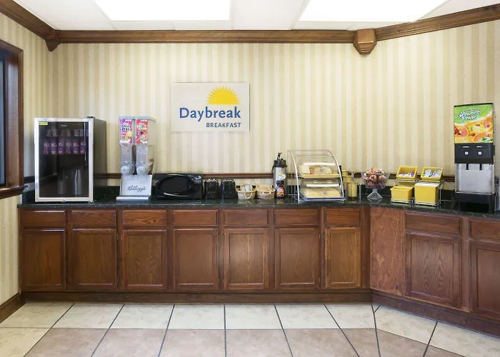 Days Inn By Wyndham Columbus-North Fort Moore