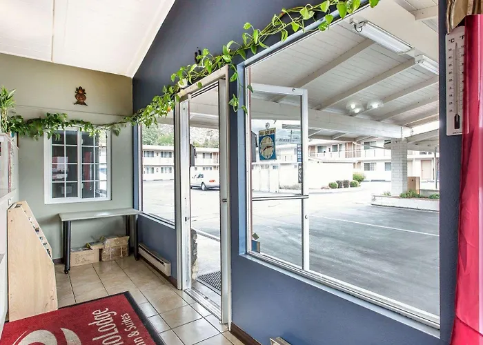 Econo Lodge Inn & Suites Yreka