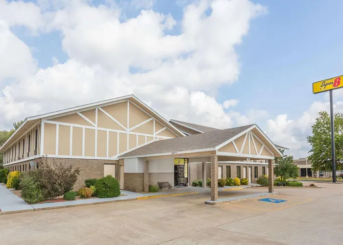Super 8 By Wyndham Bentonville