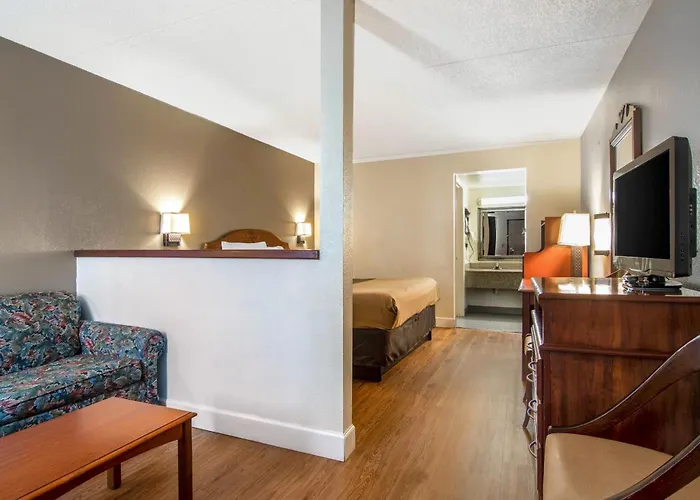 Econo Lodge Inn & Suites