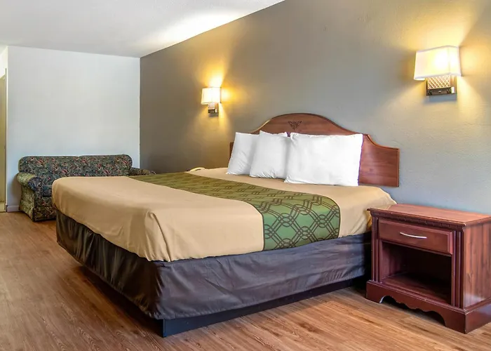 Econo Lodge Inn & Suites