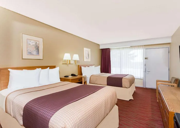 Days Inn By Wyndham Staunton