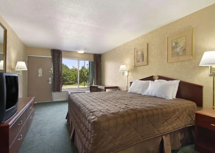Days Inn By Wyndham Roanoke Civic Center