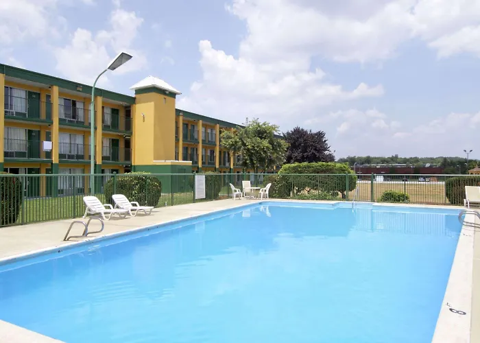 Days Inn By Wyndham Roanoke Civic Center
