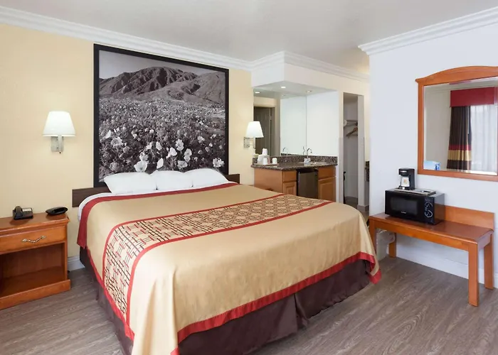 Super 8 By Wyndham Santa Clarita/Valencia