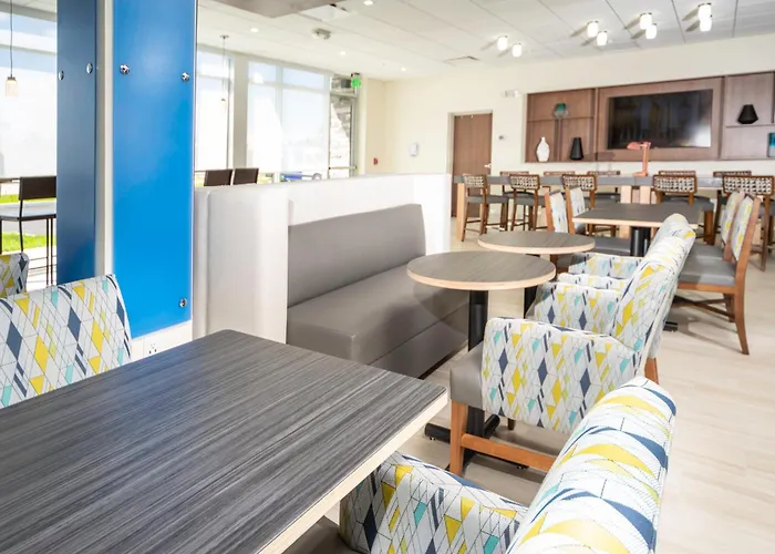 Holiday Inn Express & Suites - Fort Myers Airport By Ihg