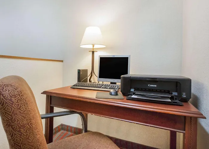 Super 8 By Wyndham Fairmont