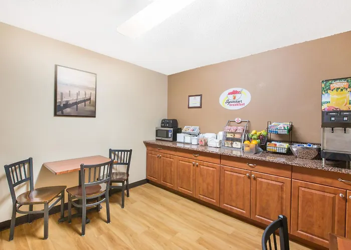 Super 8 By Wyndham Fairmont
