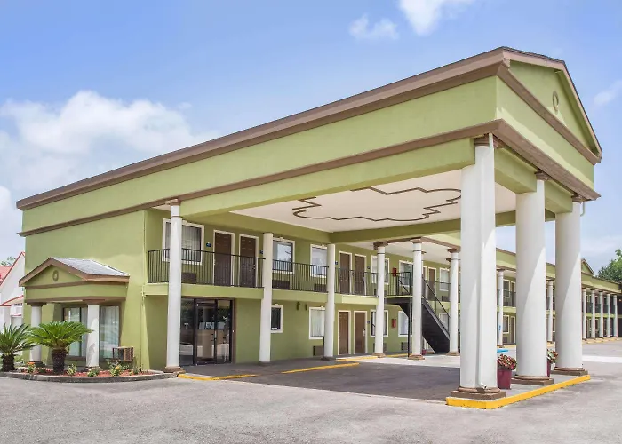 Days Inn By Wyndham Crowley
