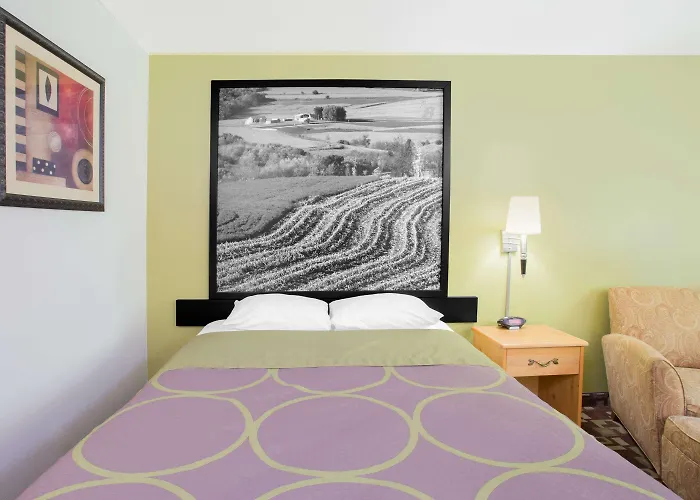 Super 8 By Wyndham Independence Ia