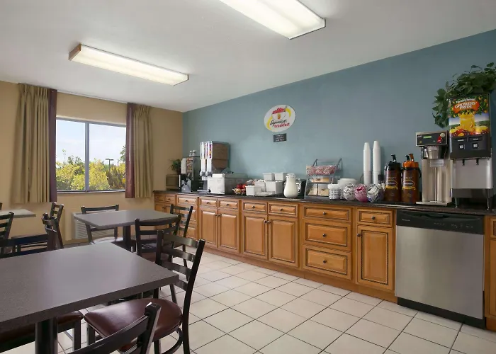 Super 8 By Wyndham Park City/North Wichita Area