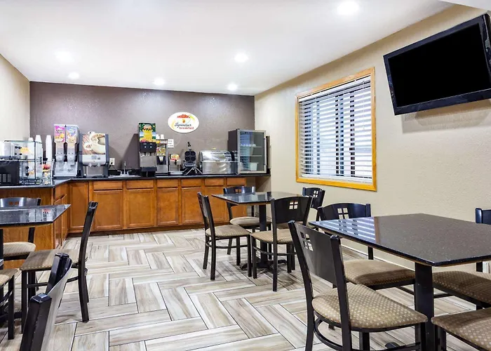 Super 8 By Wyndham Decorah