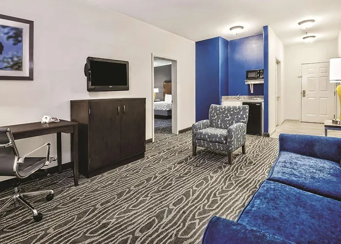 La Quinta Inn & Suites By Wyndham Mercedes Outlet Mall