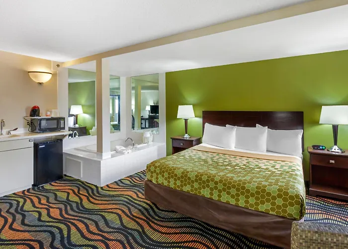 Econo Lodge Inn & Suites Oconto