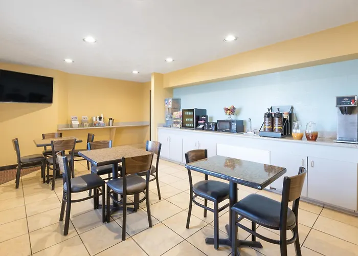 Super 8 By Wyndham Midland