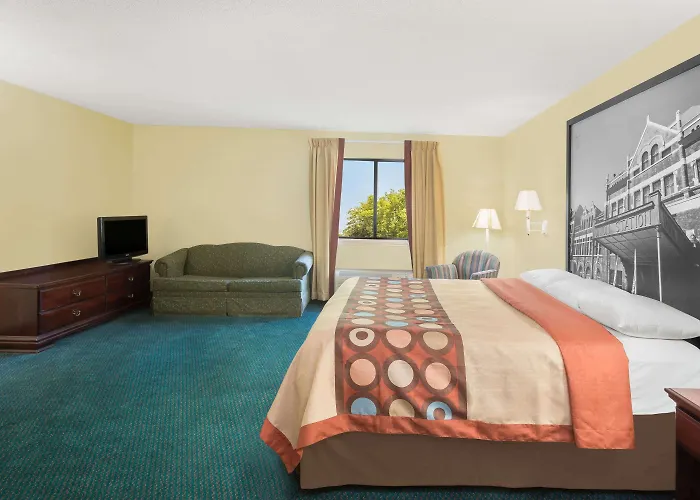 Super 8 By Wyndham Montgomery I-65