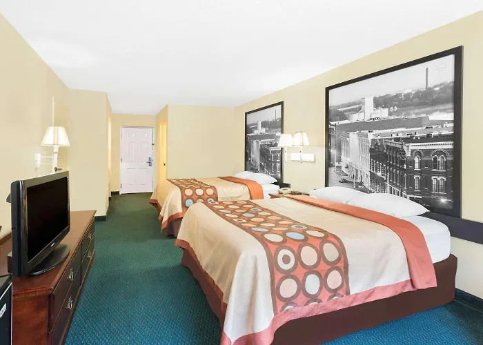 Super 8 By Wyndham Montgomery I-65